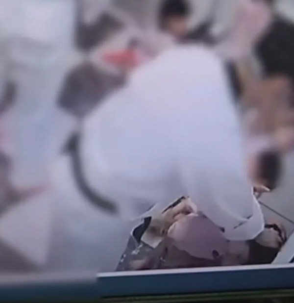 Những đoạn video được khôi phục cho thấy bé trai còn bị HLV Taekwondo bạo hành rất nhiều lần. Ảnh: SBS.