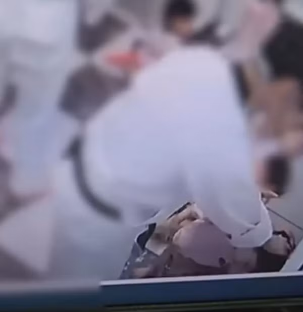 Những đoạn video được khôi phục cho thấy bé trai còn bị HLV Taekwondo bạo hành rất nhiều lần. Ảnh: SBS.
