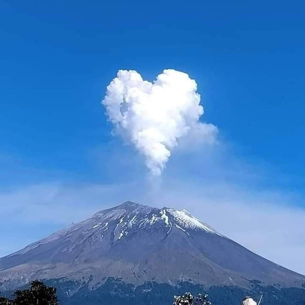 Núi lửa phun mà tạo nên hình ảnh đẹp như trên bưu thiếp. Ảnh: Volcaholic.