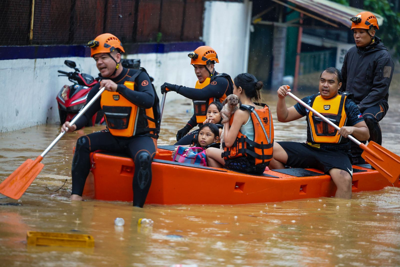 Nhân viên cứu hộ ở Philippines giúp người dân tại những khu vực bị ngập lụt do mưa lớn, gây ra bởi bão Yagi. Ảnh: John Orven Verdote/ The Manila Times.