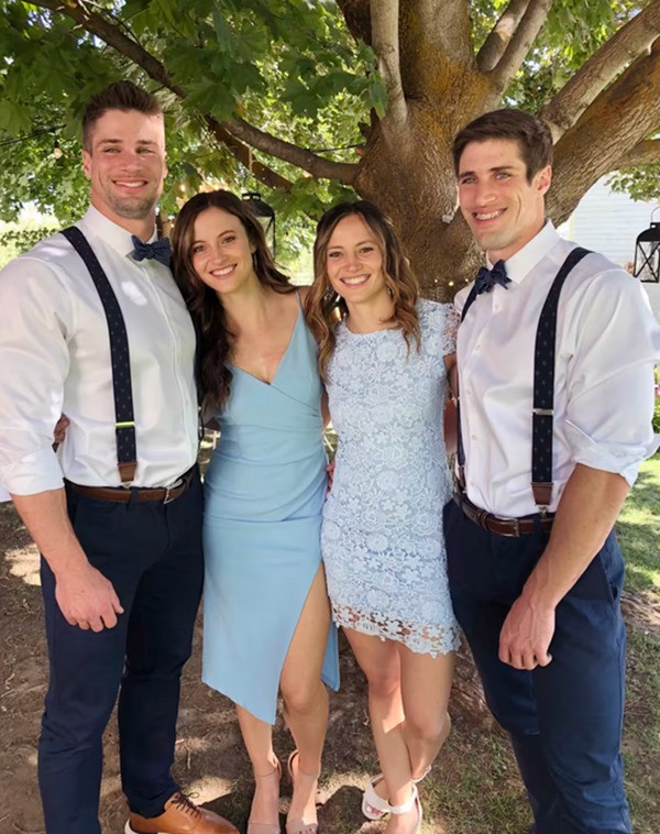 Cặp chị em sinh đôi giống hệt nhau cưới cặp anh em sinh đôi giống hệt nhau. Ảnh: Gia đình Sealby/ Today.