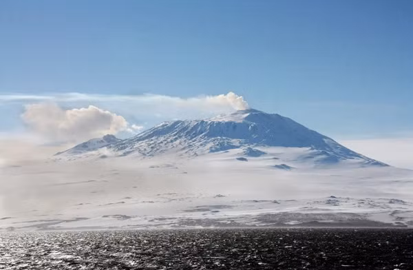 Núi Erebus. Ảnh: polarman/ Shutterstock.