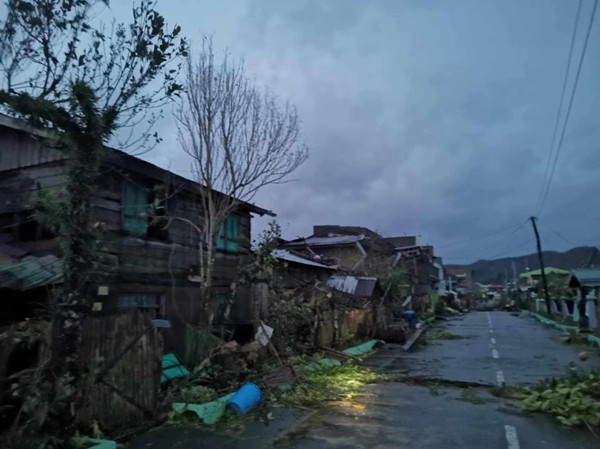 Siêu bão Man-yi để lại đằng sau nó khung cảnh tan hoang ở Catanduanes. Ảnh: Rappler. Siêu bão Man-yi để lại đằng sau nó khung cảnh tan hoang ở Catanduanes. Ảnh: Rappler.