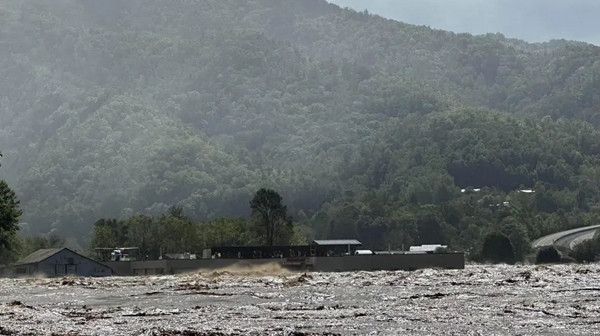 Thị trấn Erwin (bang Tennessee, Mỹ) chìm trong nước vì mưa lớn do bão Helene. Ảnh: Diana Harshbarger.