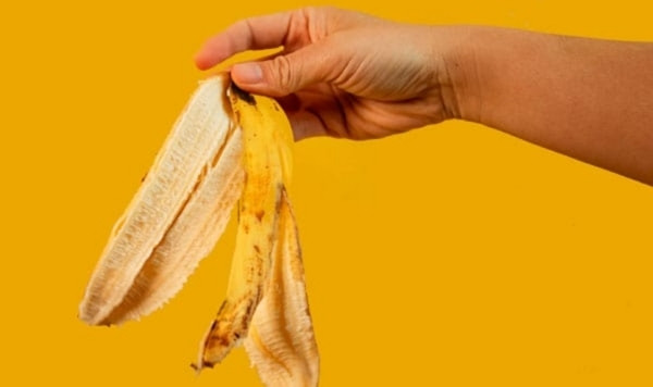 Một người chồng ở Nhật Bản đã dùng cái vỏ chuối để đập vào vợ. Ảnh minh họa: DrAxe.