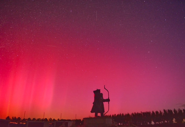 Bắc cực quang khiến bầu trời hồng rực ở tỉnh Hắc Long Giang (Trung Quốc) hôm 11/10. Ảnh: VCG/ VCG via Getty Images. Bắc cực quang khiến bầu trời hồng rực ở tỉnh Hắc Long Giang (Trung Quốc) hôm 11/10. Ảnh: VCG/ VCG via Getty Images.