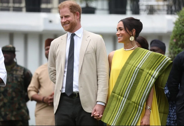 Vợ chồng Harry - Meghan thì vừa có chuyến thăm Nigeria sau khi Harry về Anh dự sự kiện mà không gặp gia đình mình. Ảnh: AFP via Getty. Vợ chồng Harry - Meghan thì vừa có chuyến thăm Nigeria sau khi Harry về Anh dự sự kiện mà không gặp gia đình mình. Ảnh: AFP via Getty.