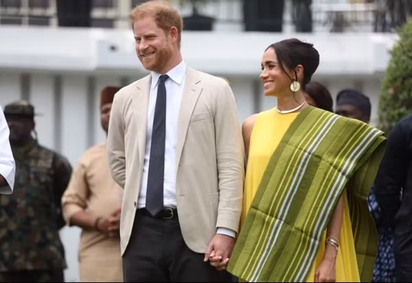 Vợ chồng Harry - Meghan thì vừa có chuyến thăm Nigeria sau khi Harry về Anh dự sự kiện mà không gặp gia đình mình. Ảnh: AFP via Getty.