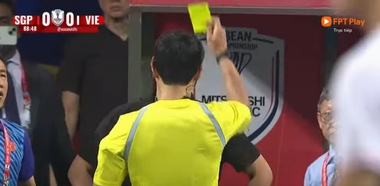 Trọng tài Kim Woo Sung rút thẻ vàng phạt HLV Kim Sang Sik. Ảnh: YouTube. Trọng tài Kim Woo Sung rút thẻ vàng phạt HLV Kim Sang Sik. Ảnh: YouTube.