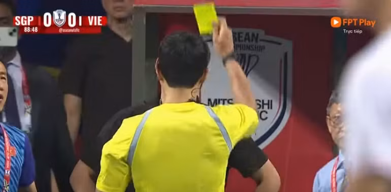 Trọng tài Kim Woo Sung rút thẻ vàng phạt HLV Kim Sang Sik. Ảnh: YouTube. Trọng tài Kim Woo Sung rút thẻ vàng phạt HLV Kim Sang Sik. Ảnh: YouTube.
