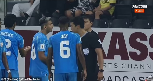 Các cầu thủ Ấn Độ phản đối bàn thắng nhưng các trọng tài không nghe. Ảnh: TheKhelIndia. Các cầu thủ Ấn Độ phản đối bàn thắng nhưng các trọng tài không nghe. Ảnh: TheKhelIndia.
