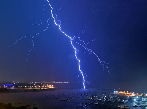 Ra ngoài trời khi có dông gió, sấm sét là rất nguy hiểm. Ảnh minh họa: Mariana Suarez/ AFP via Getty Images. Ra ngoài trời khi có dông gió, sấm sét là rất nguy hiểm. Ảnh minh họa: Mariana Suarez/ AFP via Getty Images.