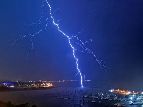Ra ngoài trời khi có dông gió, sấm sét là rất nguy hiểm. Ảnh minh họa: Mariana Suarez/ AFP via Getty Images. Ra ngoài trời khi có dông gió, sấm sét là rất nguy hiểm. Ảnh minh họa: Mariana Suarez/ AFP via Getty Images.
