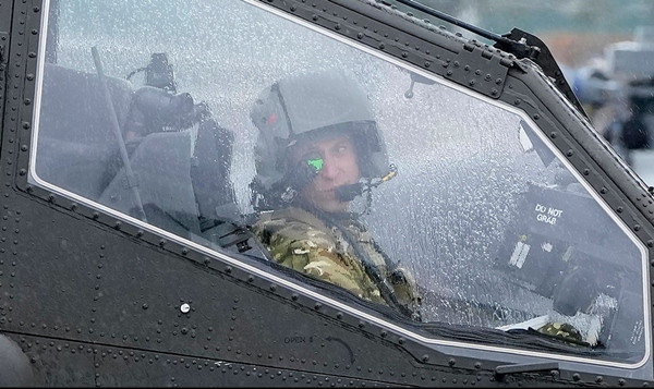 Hoàng tử William trên máy bay trực thăng sau khi nhận chức vụ từ Vua Charles III. Ảnh: PA. Hoàng tử William trên máy bay trực thăng sau khi nhận chức vụ từ Vua Charles III. Ảnh: PA.