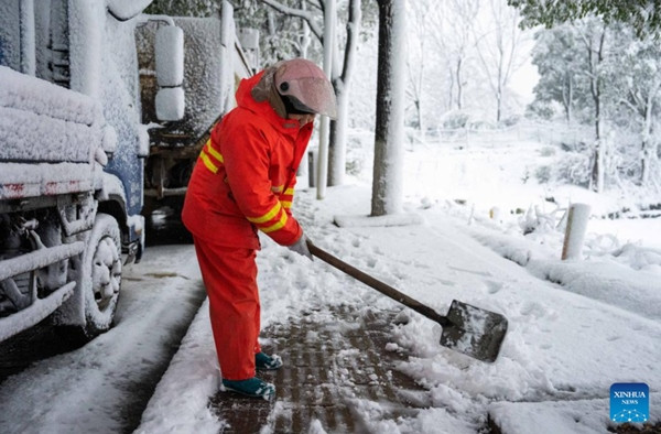 Một công nhân đang dọn tuyết trên đường ở tình Hồ Nam (Trung Quốc) vào ngày 22/1. Ảnh: Chen Sihan/ Xinhua. Một công nhân đang dọn tuyết trên đường ở tình Hồ Nam (Trung Quốc) vào ngày 22/1. Ảnh: Chen Sihan/ Xinhua.
