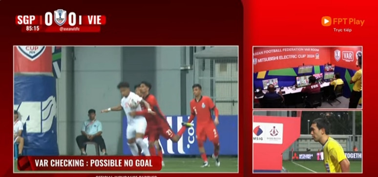 Tình huống gây tranh cãi ở phút thứ 84 của trận đấu giữa ĐT Singapore và ĐT Việt Nam. Ảnh: YouTube. Tình huống gây tranh cãi ở phút thứ 84 của trận đấu giữa ĐT Singapore và ĐT Việt Nam. Ảnh: YouTube.