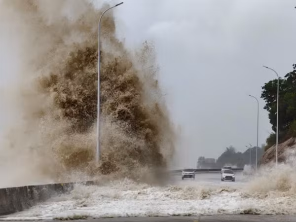 Sóng cực lớn ở bờ biển tại Phúc Kiến (Trung Quốc) do ảnh hưởng của bão Gaemi. Ảnh: AP.