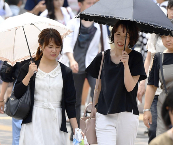 Đồ màu sẫm có khả năng bảo vệ da khỏi tác hại của tia UV tốt hơn đồ màu sáng. Ảnh: Kyodo. Đồ màu sẫm có khả năng bảo vệ da khỏi tác hại của tia UV tốt hơn đồ màu sáng. Ảnh: Kyodo.