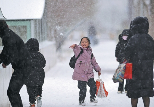 Một bé gái thích thú hứng tuyết ở tỉnh Thanh Hải vào ngày 24/11. Ảnh: Zhang Hongxiang/ Xinhua. Một bé gái thích thú hứng tuyết ở tỉnh Thanh Hải vào ngày 24/11. Ảnh: Zhang Hongxiang/ Xinhua.