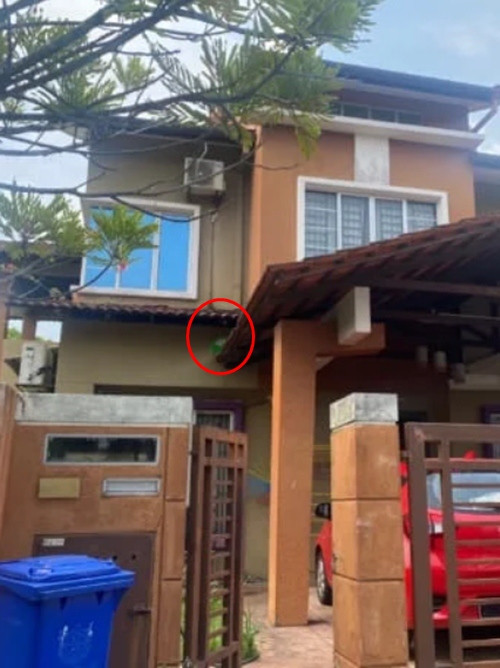 Anh shipper đặt được bưu phẩm lên mái nhà bằng cách nào vậy? Ảnh: Haritz. Anh shipper đặt được bưu phẩm lên mái nhà bằng cách nào vậy? Ảnh: Haritz.