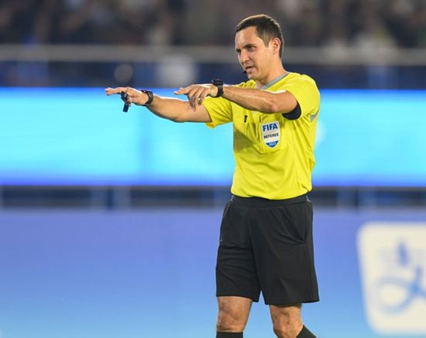 Trọng tài Rustam sẽ bắt trận ĐT Việt Nam - ĐT Singapore. Ảnh: Shutterstock. Trọng tài Rustam sẽ bắt trận ĐT Việt Nam - ĐT Singapore. Ảnh: Shutterstock.