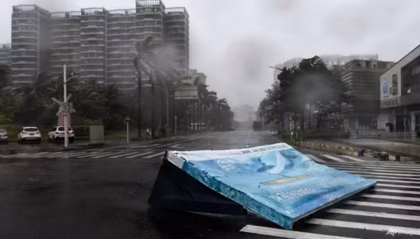Một tấm bảng quảng cáo lớn bị gió thổi bay xuống đường khi bão Yagi đổ bộ tỉnh Hải Nam (Trung Quốc) ngày 6/9. Ảnh: Yang Guanyu/ Xinhua via AP.