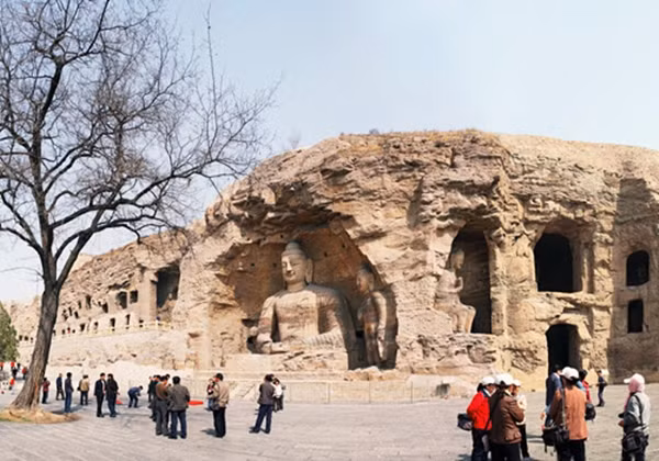 Ban quản lý nói ngày càng đông du khách tới thăm khu Hang đá Vân Cương. Ảnh: VisitourChina.