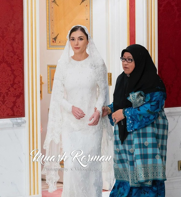 Dáng váy ôm cổ điển, có các chi tiết trang trí và ren. Ảnh: Muash Rosman. Dáng váy ôm cổ điển, có các chi tiết trang trí và ren. Ảnh: Muash Rosman.