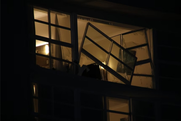 Cửa sổ phòng khách sạn bị vỡ. Ảnh: Conor Byrne/ ABC News. Cửa sổ phòng khách sạn bị vỡ. Ảnh: Conor Byrne/ ABC News.