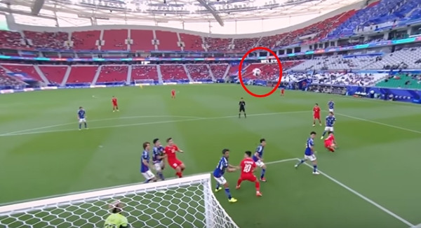 Cú đánh đầu của Đình Bắc khiến bóng đi rất cao, Tuấn Hải hay các cầu thủ ĐT Nhật Bản cũng không thể tác động. Ảnh: AFC. Cú đánh đầu của Đình Bắc khiến bóng đi rất cao, Tuấn Hải hay các cầu thủ ĐT Nhật Bản cũng không thể tác động. Ảnh: AFC.