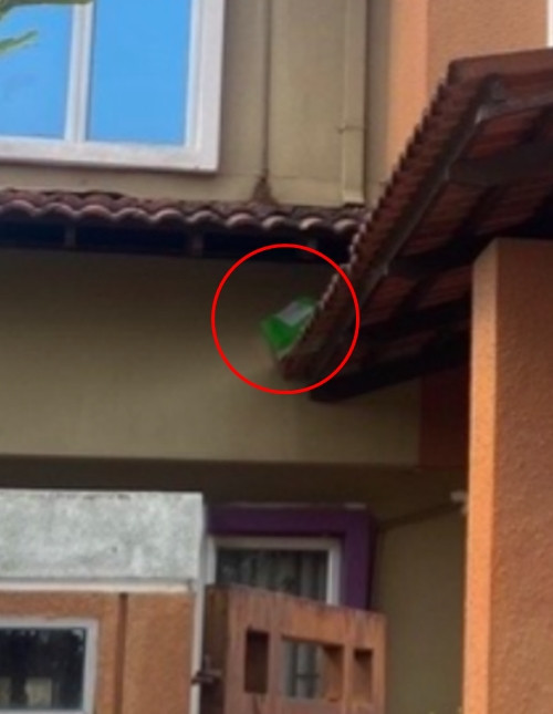 Bưu phẩm được anh shipper "giấu" thế này. Ảnh: Haritz. Bưu phẩm được anh shipper "giấu" thế này. Ảnh: Haritz.