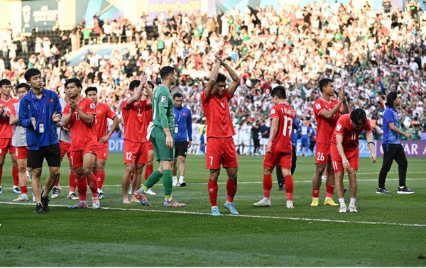 HLV Troussier sau trận nào cũng vẫn khen ngợi các học trò của mình. Ảnh: AFC. HLV Troussier sau trận nào cũng vẫn khen ngợi các học trò của mình. Ảnh: AFC.