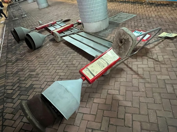 Các cột ghi giờ xe bus bị đổ do gió mạnh của bão số 3 (Yagi) tại Hong Kong (Trung Quốc). Ảnh: SCMP. Các cột ghi giờ xe bus bị đổ do gió mạnh của bão số 3 (Yagi) tại Hong Kong (Trung Quốc). Ảnh: SCMP.