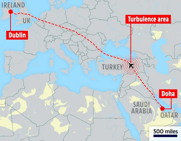 Khu vực mà chuyến bay QR017 gặp nhiễu động (hình máy bay được khoanh tròn màu đỏ). Ảnh: The Sun.