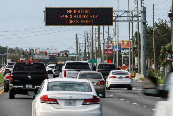 Biển báo trên đường cao tốc ở bang Florida (Mỹ) về những khu vực có lệnh sơ tán bắt buộc trước khi bão Milton đổ bộ. Ảnh: Mike Carlson/ AP.