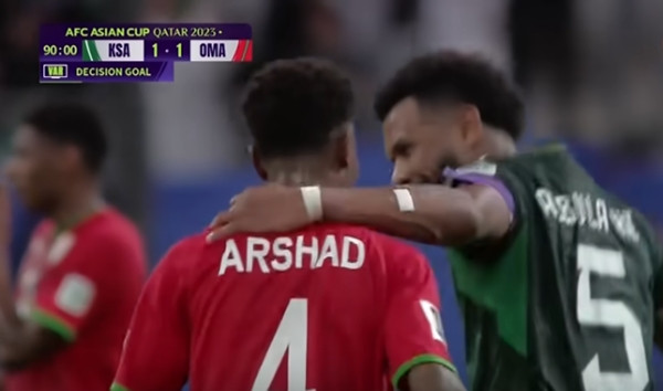 Được cái là ngay cả khi bàn thắng chưa được công nhận, cầu thủ 2 đội vẫn rất thân thiện. Ảnh: FPT Play. Được cái là ngay cả khi bàn thắng chưa được công nhận, cầu thủ 2 đội vẫn rất thân thiện. Ảnh: FPT Play.