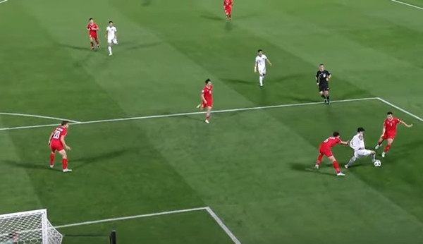 Tình huống dẫn đến việc ĐT Việt Nam phải chịu một quả phạt đền. Ảnh: FPT Play.