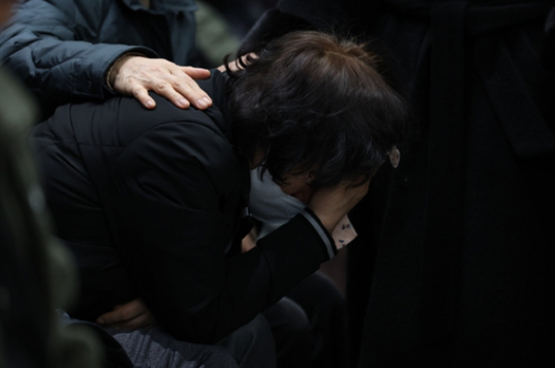 Người thân của một hành khách thiệt mạng trong vụ tai nạn máy bay của Jeju Air bật khóc tại Sân bay Quốc tế Muan. Ảnh: Yonhap.