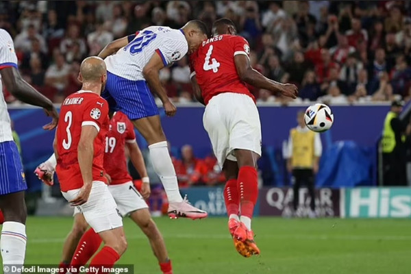 Cú va chạm dẫn đến chấn thương của Mbappe. Ảnh: Defodi Images via Getty.