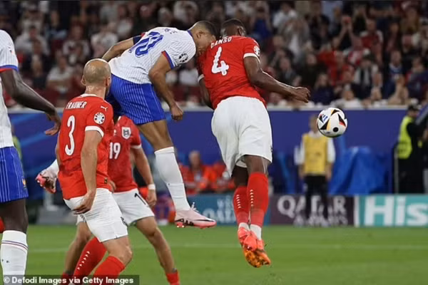 Cú va chạm dẫn đến chấn thương của Mbappe. Ảnh: Defodi Images via Getty.