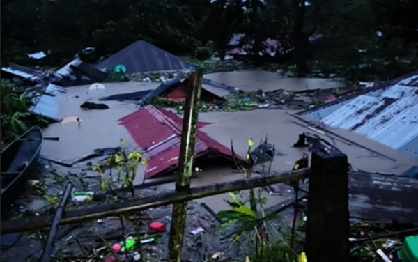 Nước ngập do bão Trà Mi nhấn chìm những ngôi nhà ở tỉnh Albay (Philippines) vào hôm nay, 23/10. Ảnh: Michelle Ricasio/ PNA. Nước ngập do bão Trà Mi nhấn chìm những ngôi nhà ở tỉnh Albay (Philippines) vào hôm nay, 23/10. Ảnh: Michelle Ricasio/ PNA.