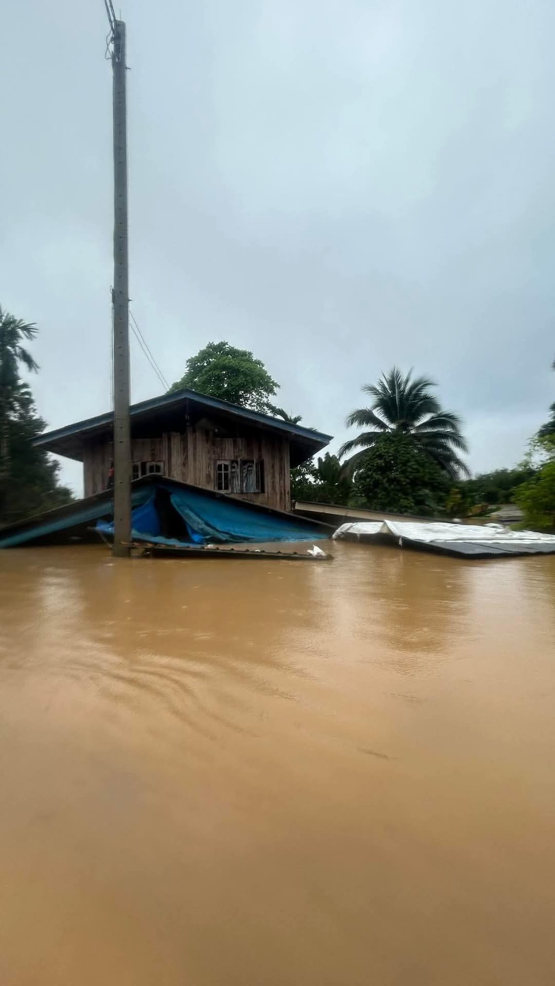 Nơi đã từng là một khu làng ở tỉnh Songkhla (Thái Lan) bây giờ chìm trong nước. Mà mưa vẫn đang rơi và nước vẫn đang dâng. Ảnh: Kidj3irht. Nơi đã từng là một khu làng ở tỉnh Songkhla (Thái Lan) bây giờ chìm trong nước. Mà mưa vẫn đang rơi và nước vẫn đang dâng. Ảnh: Kidj3irht.