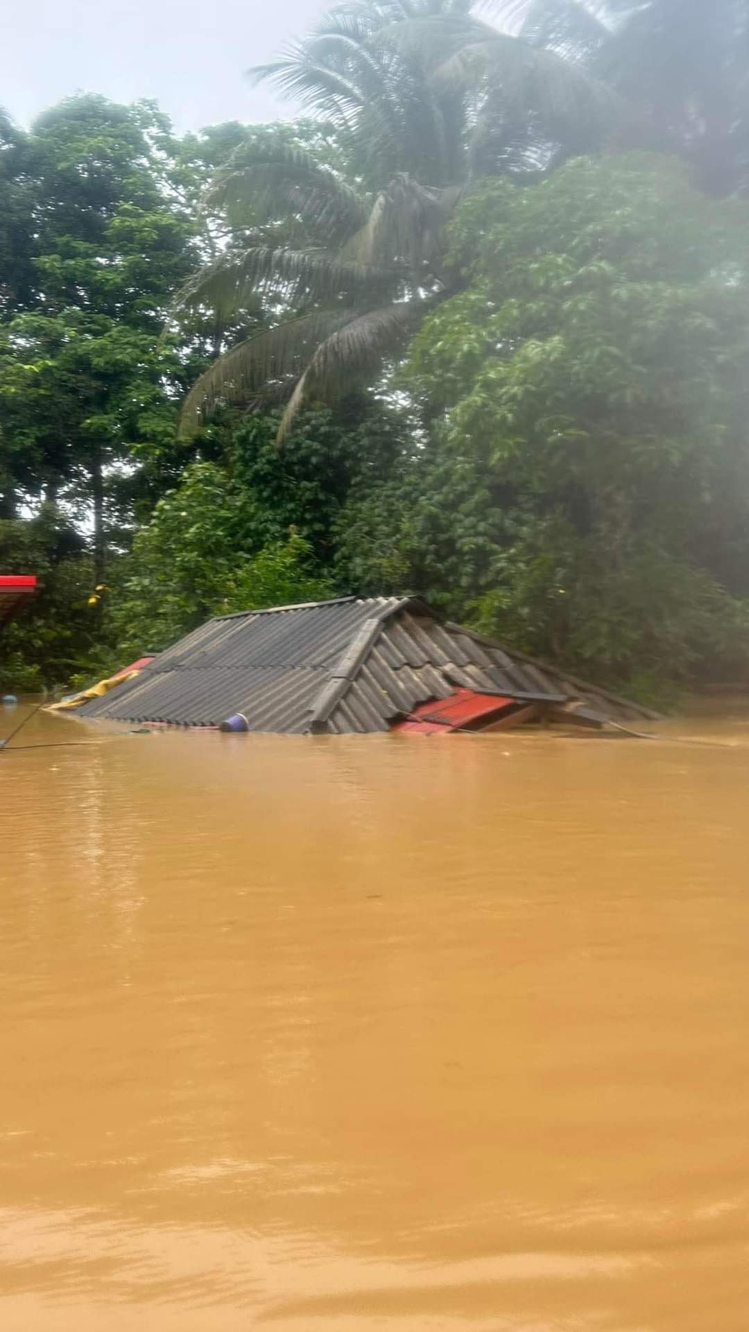 Nơi đã từng là một khu làng ở tỉnh Songkhla (Thái Lan) bây giờ chìm trong nước. Mà mưa vẫn đang rơi và nước vẫn đang dâng. Ảnh: Kidj3irht. Nơi đã từng là một khu làng ở tỉnh Songkhla (Thái Lan) bây giờ chìm trong nước. Mà mưa vẫn đang rơi và nước vẫn đang dâng. Ảnh: Kidj3irht.