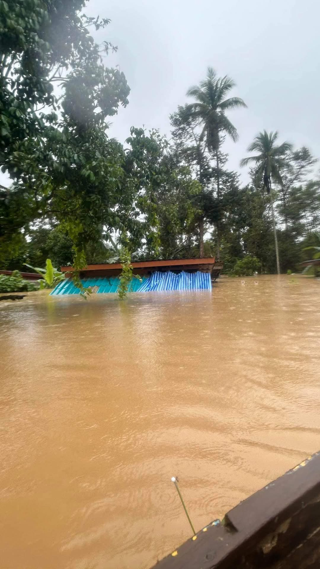 Nơi đã từng là một khu làng ở tỉnh Songkhla (Thái Lan) bây giờ chìm trong nước. Mà mưa vẫn đang rơi và nước vẫn đang dâng. Ảnh: Kidj3irht. Nơi đã từng là một khu làng ở tỉnh Songkhla (Thái Lan) bây giờ chìm trong nước. Mà mưa vẫn đang rơi và nước vẫn đang dâng. Ảnh: Kidj3irht.