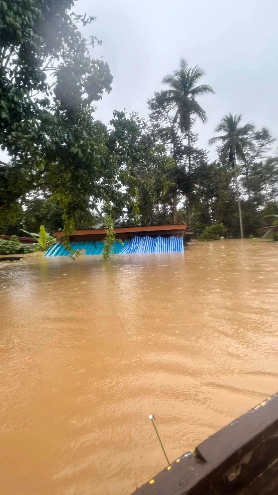 Nơi đã từng là một khu làng ở tỉnh Songkhla (Thái Lan) bây giờ chìm trong nước. Mà mưa vẫn đang rơi và nước vẫn đang dâng. Ảnh: Kidj3irht. Nơi đã từng là một khu làng ở tỉnh Songkhla (Thái Lan) bây giờ chìm trong nước. Mà mưa vẫn đang rơi và nước vẫn đang dâng. Ảnh: Kidj3irht.