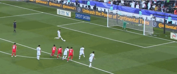 Hussein đá hỏng một quả penalty. Ảnh: All Football. Hussein đá hỏng một quả penalty. Ảnh: All Football.