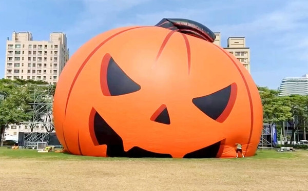 Để phòng chống bão Kong-rey, một công nhân đang tháo hơi của quả bóng hình bí ngô có kích thước 22 mét ở Cao Hùng (Đài Loan, Trung Quốc) vào ngày 30/10. Quả bóng này vốn được dự định dùng cho sự kiện đêm Halloween. Ảnh: Taipei Times.