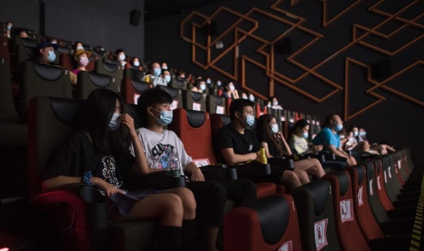 Ở nhiều nơi tại Trung Quốc, khán giả ở độ tuổi nào vào rạp xem phim nào cũng được. Ảnh minh họa: Global Times. Ở nhiều nơi tại Trung Quốc, khán giả ở độ tuổi nào vào rạp xem phim nào cũng được. Ảnh minh họa: Global Times.