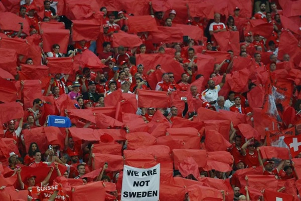 Rất đông fan ĐT Thụy Sĩ đến sân để cổ vũ. Ảnh: Reddit.