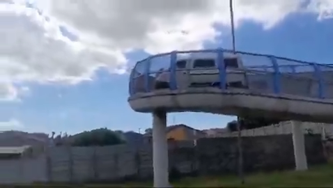 Ô tô đi lên cầu vượt dành cho người đi bộ để sang đường cho nhanh? Ảnh: IOL.